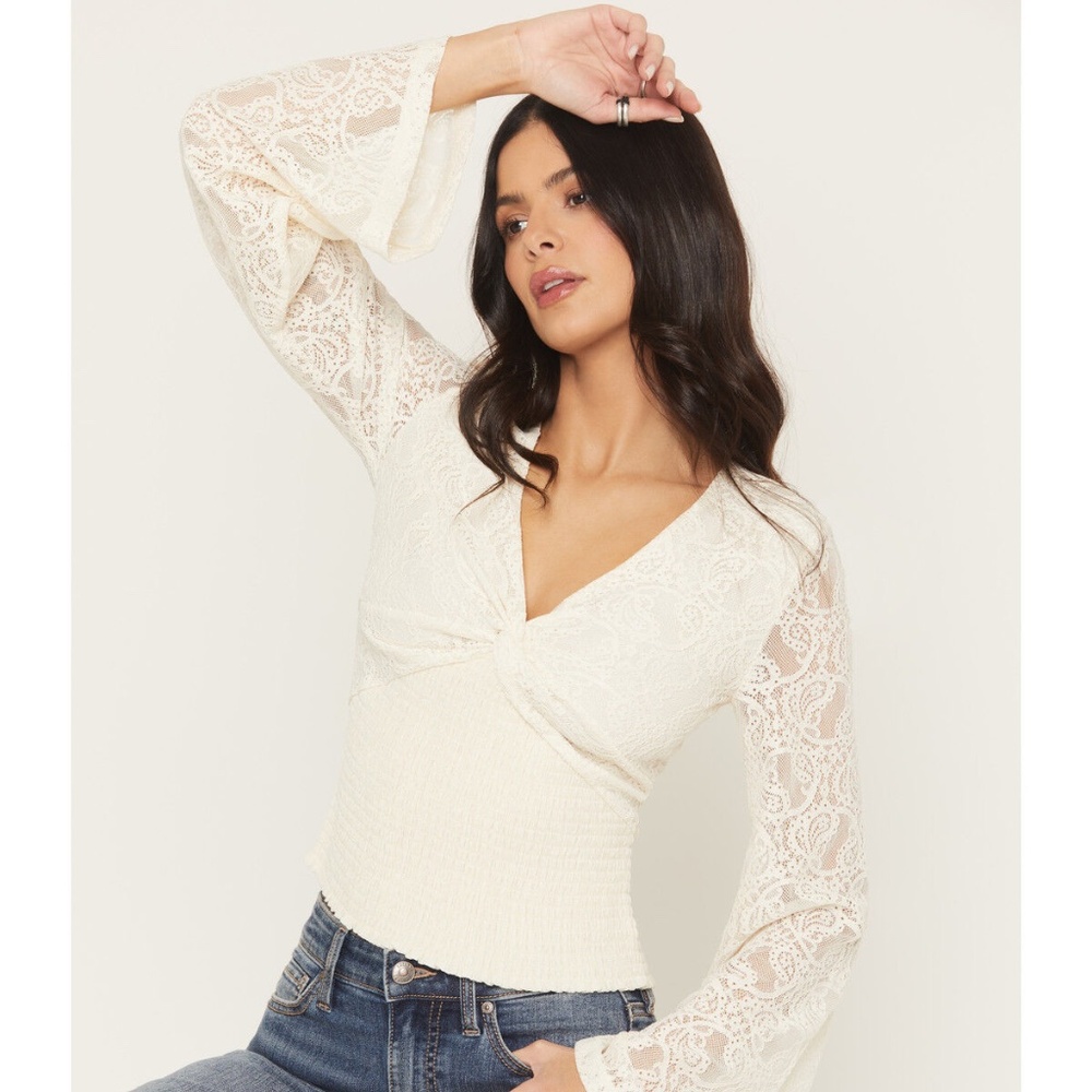 Shyanne women’s long belle sleeve top- NWT